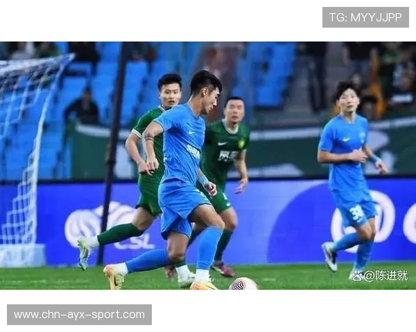 大连英博林良铭中场传球撕破防线