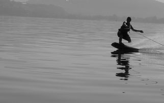 爱游戏app注册-“宽板滑水：东三叉湖赛场见证新一代水上运动的崛起”