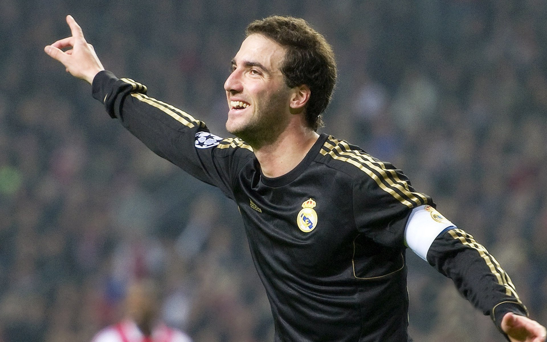 拜仁球员体能分配合理,控制后程节奏,拜仁队内